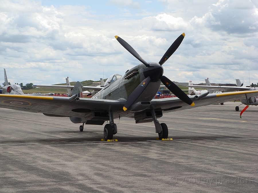Willow Run Airshow [2009 July 18] 079.JPG - Scenes from the Thunder Over Michigan Air Show at Willow Run Airport